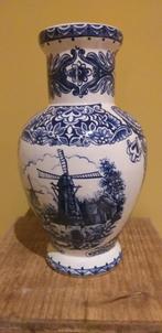 Mooie Delfts blauwe vaas met molen & bloemendecor, Gebruikt, Blauw, Aardewerk of Porselein, Ophalen of Verzenden