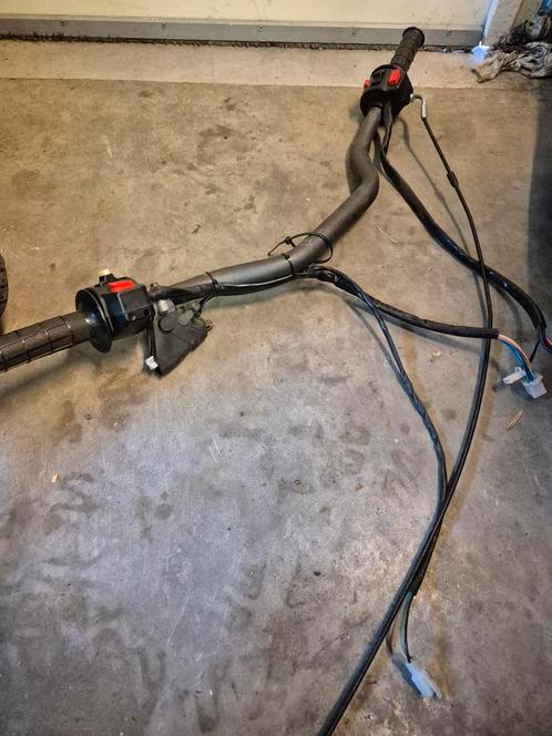 Motorfiets stuur met bedieningshendels en kabelboom, Fietsen en Brommers, Brommeronderdelen | Scooters, Gebruikt, Overige typen