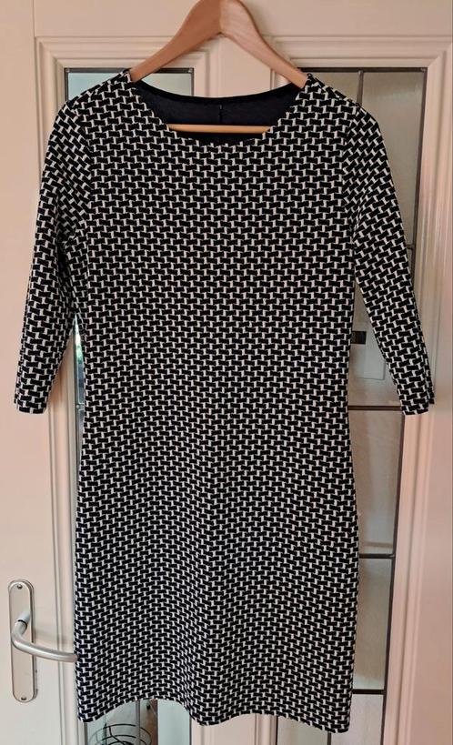 Blauw-Witte Jurk met Geometrisch Patroon - Maat 40, Kleding | Dames, Jurken, Zo goed als nieuw, Maat 38/40 (M), Blauw, Knielengte