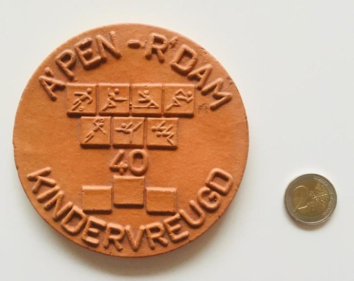 Terracotta Penning 40 Jaar Kindervreugd Antwerpen Rotterdam, Postzegels en Munten, Penningen en Medailles, Overige materialen