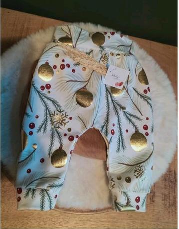 Nieuw • Handgemaakt • Baby broekje 50/56 - Kerstballen beschikbaar voor biedingen