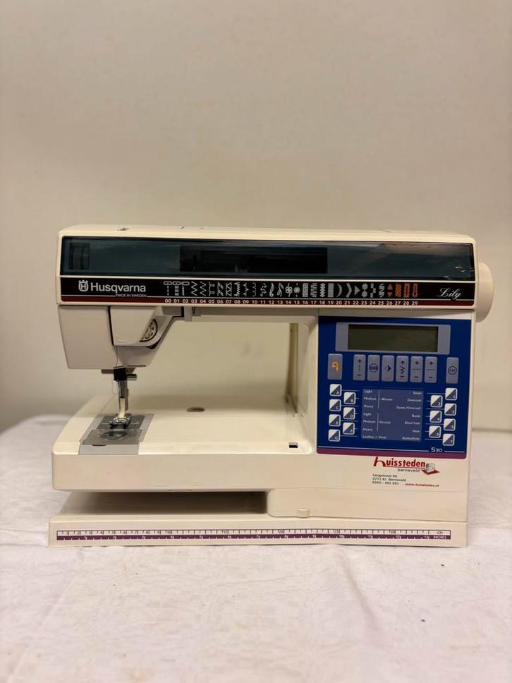 Husqvarna viking lily 530 naaimachine, Hobby en Vrije tijd, Naaimachines en Toebehoren, Zo goed als nieuw, Naaimachine, Husqvarna
