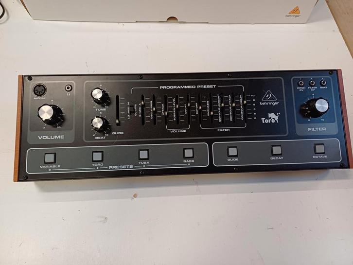 Behringer Toro Analoge Bass Synthesizer, Muziek en Instrumenten, Synthesizers, Zo goed als nieuw, Overige aantallen, Overige merken