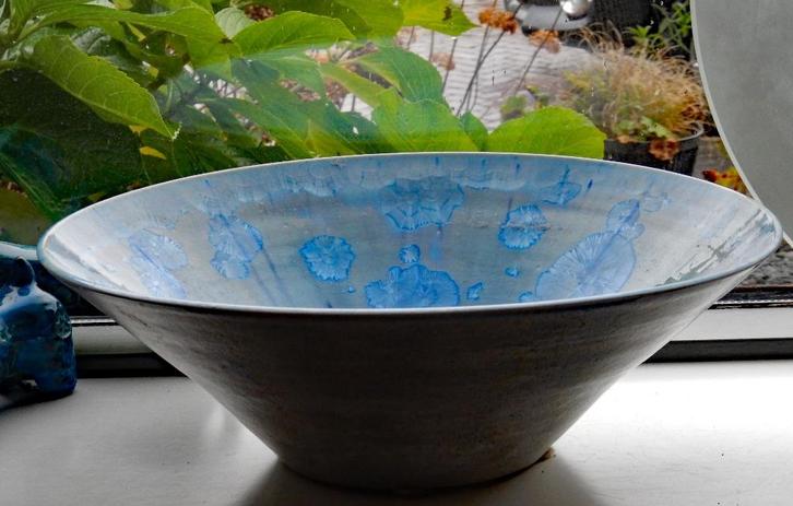 Grote schaal centerpiece met kristalglazuur blauw / grijs, Antiek en Kunst, Antiek | Keramiek en Aardewerk, Ophalen of Verzenden