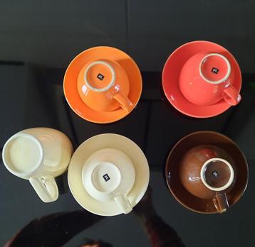 Bekers en kop en schotels beschikbaar voor biedingen