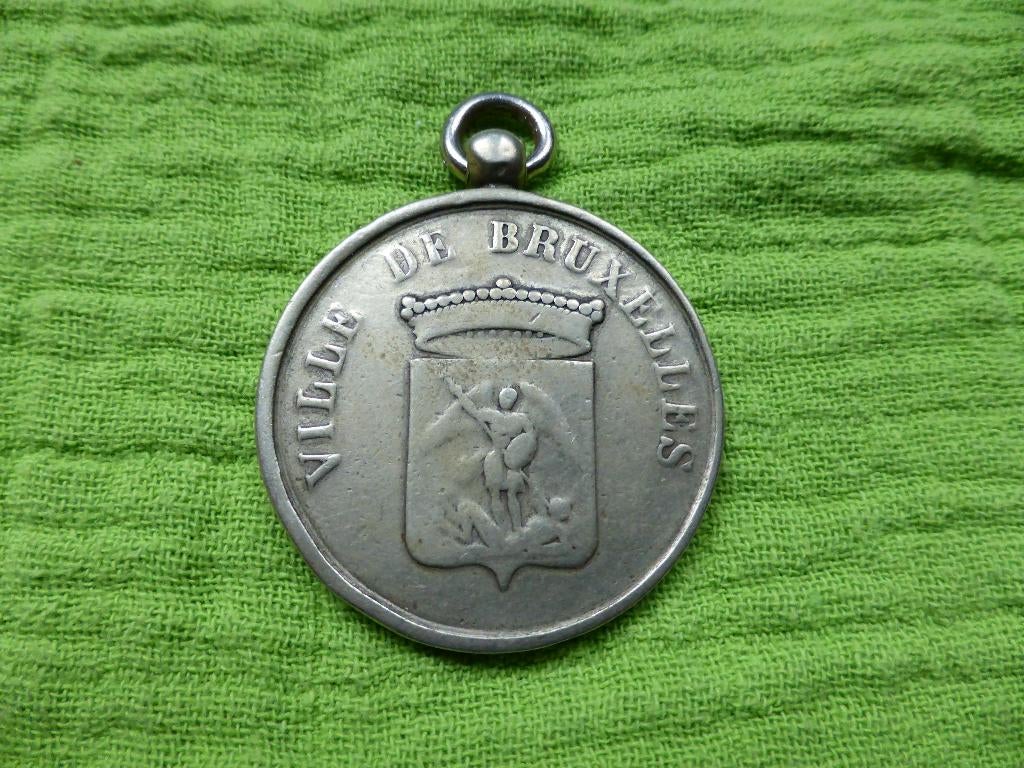 Dienstpenning Agent Politie BRUSSEL (P2), Verzamelen, Militaria | Algemeen, Verzenden, Marechaussee, Overige gebieden, Lintje, Medaille of Wings