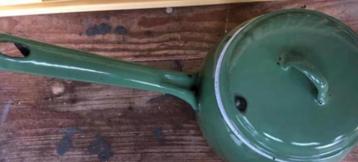 Twee groen geëmailleerde steelpannen  beschikbaar voor biedingen