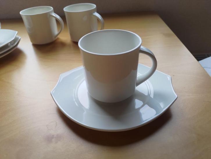 Villeroy & Boch, model Alba. 1 koffiekop met schotel, Huis en Inrichting, Keuken | Servies, Gebruikt, Kop(pen) en/of Schotel(s)