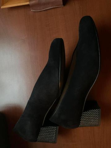 HASSIA chicquezwart suede schoenen  met hak maat 6.5  beschikbaar voor biedingen