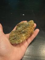 Mica groen op moedergesteente, Verzamelen, Mineralen en Fossielen, Verzenden, Mineraal