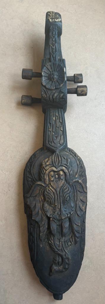 Antieke Sarangi (Nepalees snaarinstrument) beschikbaar voor biedingen