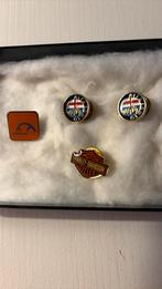 Alpha romeo en harley -davidson PIN, Verzamelen, Speldjes, Pins en Buttons, Ophalen of Verzenden, Zo goed als nieuw, Transport