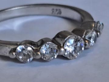 Sterling zilveren ring met 5 stenen beschikbaar voor biedingen