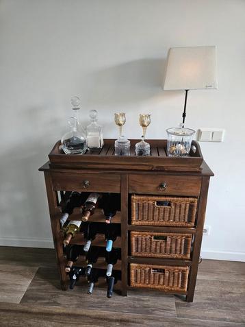 Barmeubel met flessenrek en dienblad beschikbaar voor biedingen