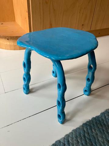 Handgemaakt turquoise keramieken krukje beschikbaar voor biedingen