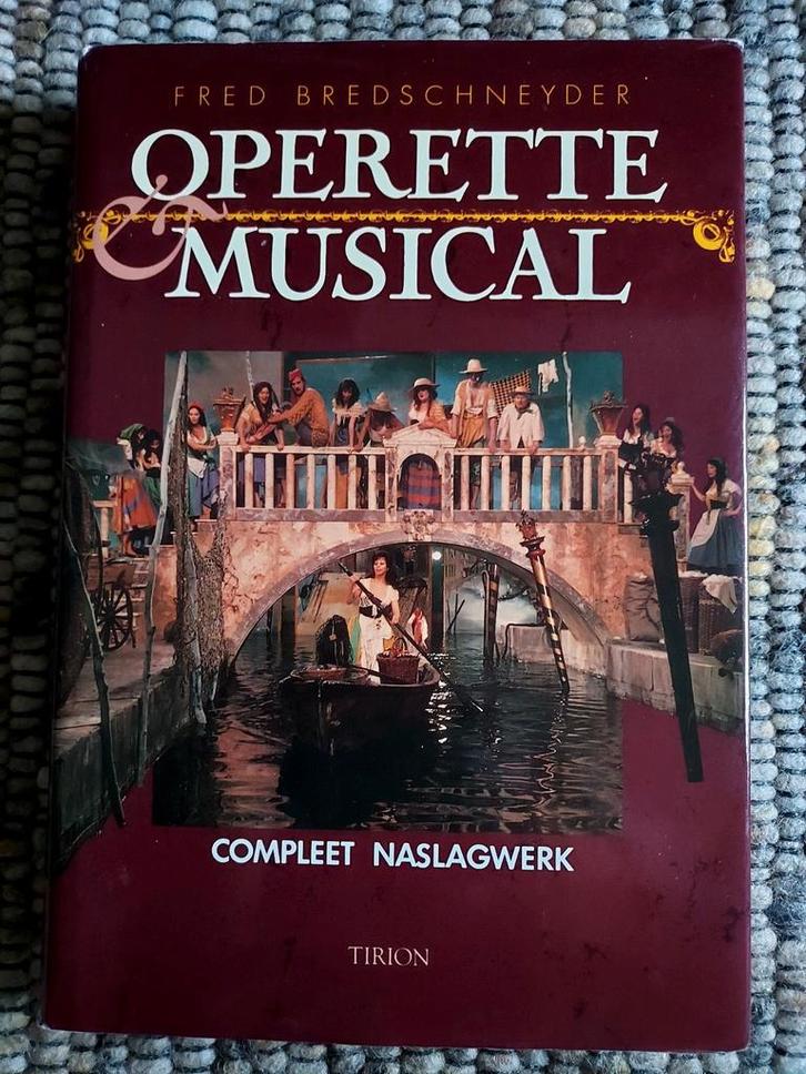 Operette Musical naslagwerk - Fred Bredschneyder, Boeken, Muziek, Zo goed als nieuw, Genre of Stijl, Ophalen of Verzenden