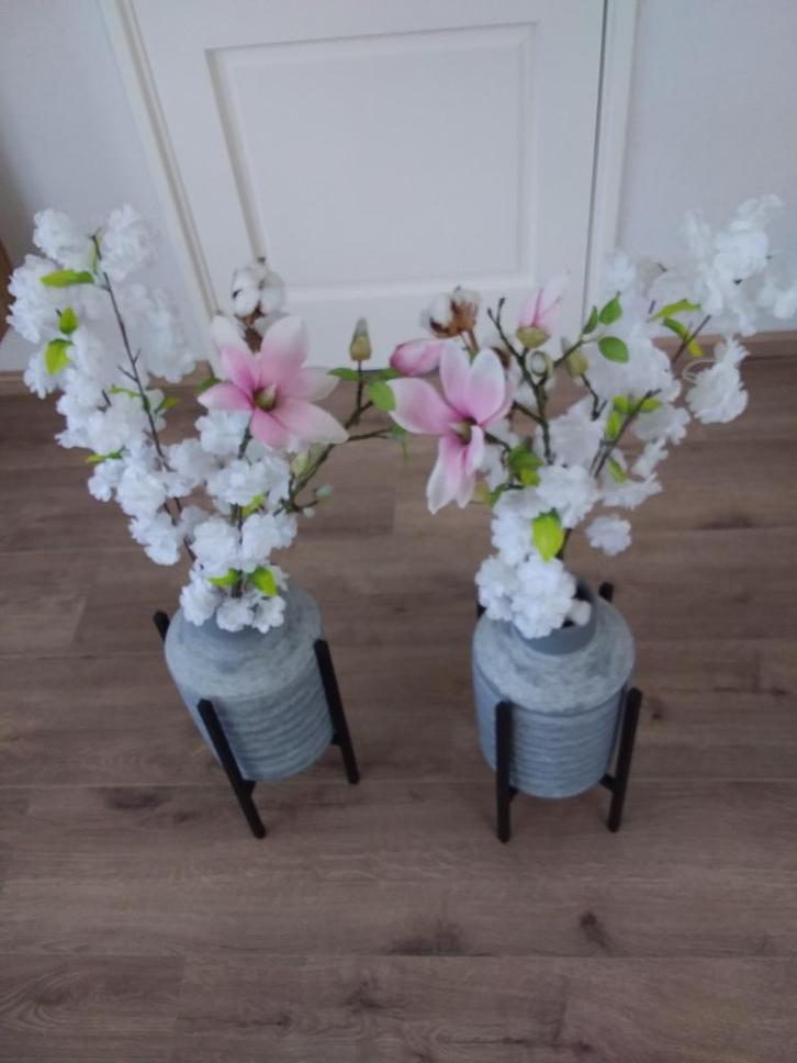 Sierpot op Standaard met Kunstbloemen., Huis en Inrichting, Woonaccessoires | Vazen, Overige kleuren, Minder dan 50 cm, Overige materialen