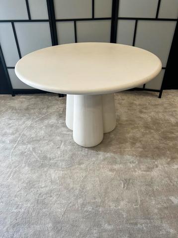 Ronde beton ciré eettafel 120 cm – Japandi stijl – Beige beschikbaar voor biedingen