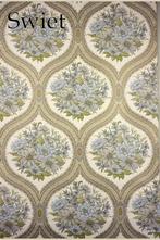 5015 blauw wit medaillon bloemen behang jaren 70 swiet, Huis en Inrichting, Stoffering | Behang, Verzenden, Wit