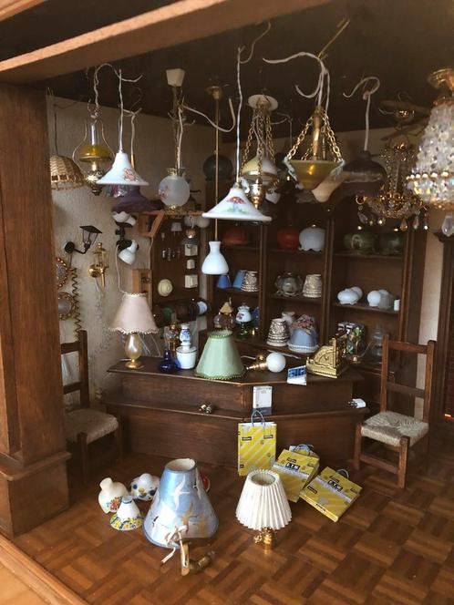 Poppenhuis lampenwinkel. Tientallen lampen en toebehoren., Verzamelen, Poppenhuizen en Toebehoren, Poppenhuis, Ophalen