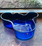 Iittala grote Alvar Aalto schaal blauw 50x195mm., Huis en Inrichting, Ophalen of Verzenden, Zo goed als nieuw, Rond, Glas