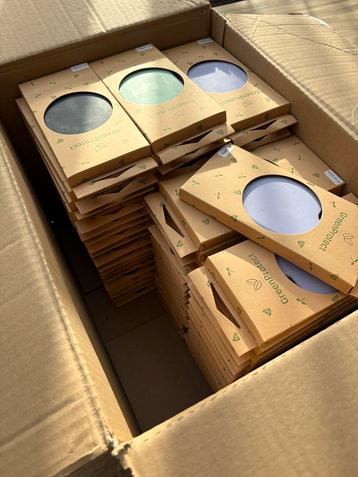 Doos vol gloednieuwe iPhone-hoesjes beschikbaar voor biedingen