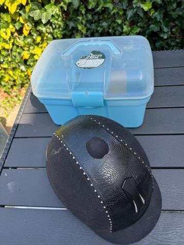 Paardrij CAP en kistje/borstels beschikbaar voor biedingen