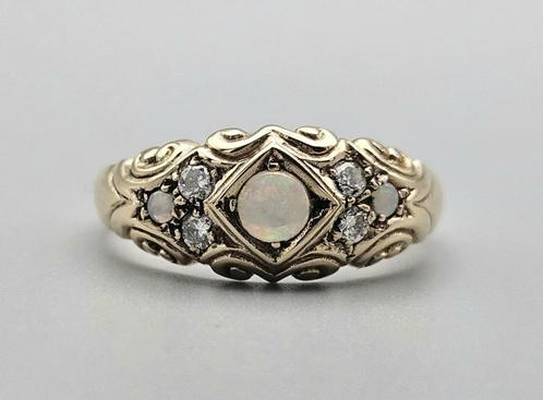 Gouden Vintage ring met edelsteen opaal en diamant.2024/185., Sieraden, Tassen en Uiterlijk, Ringen, Zo goed als nieuw, Dame, 19 tot 20
