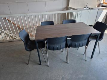 Kantine tafel met 6 stoelen beschikbaar voor biedingen
