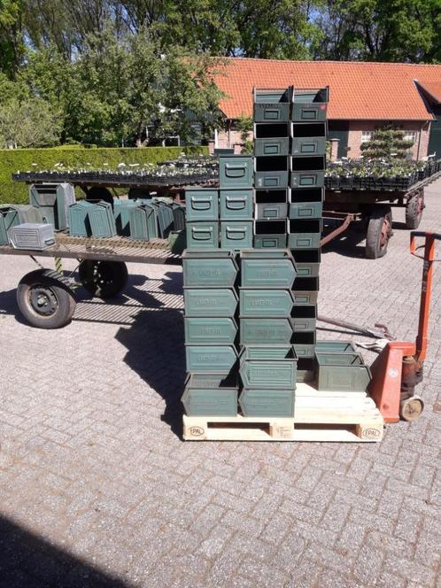 vintage metalen magazijnbakken stapelbakken, Huis en Inrichting, Woonaccessoires | Kisten, Gebruikt, Minder dan 50 cm, Minder dan 50 cm