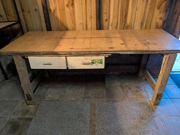 Houten werkbank met lades beschikbaar voor biedingen