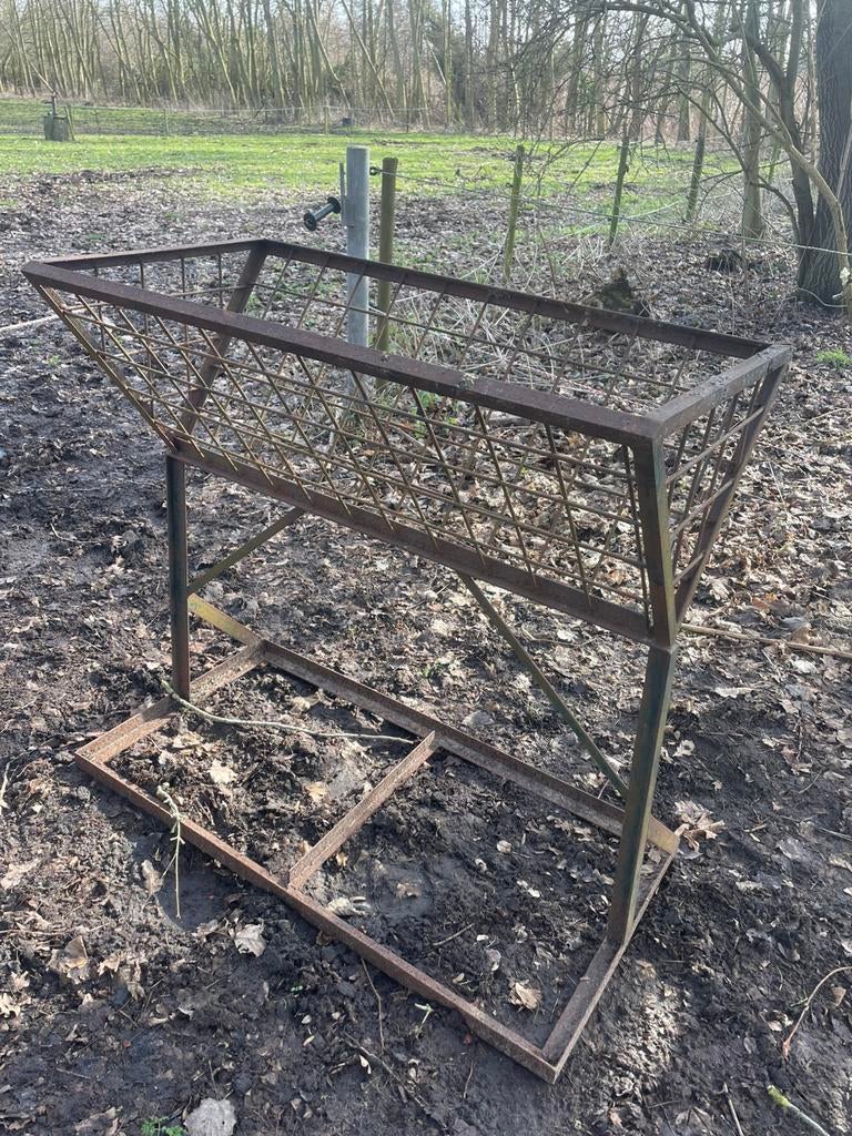 Ijzeren hooiruif, Dieren en Toebehoren, Stalling en Weidegang, Weidegang, 2 of 3 paarden of pony's