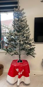 Kerstboom Tuscan Spruce Sneeuw 150cm Incl. Voet en rokje, Diversen, Kerst, Ophalen of Verzenden, Zo goed als nieuw