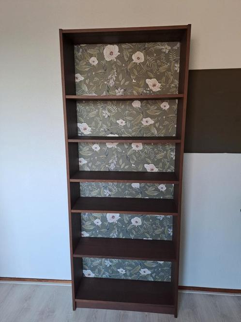 Billy boekenkast, donkerbruin, met bloemenbehang, Huis en Inrichting, Kasten | Boekenkasten, Zo goed als nieuw, 50 tot 100 cm