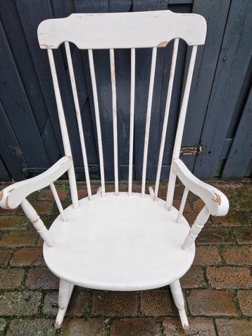 Wit houten schommelstoel. beschikbaar voor biedingen