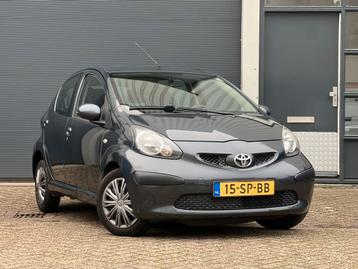 Toyota Aygo 1.0 12V Vvt-i 5DRS Grijs | NWE APK | AIRCO | ELE beschikbaar voor biedingen