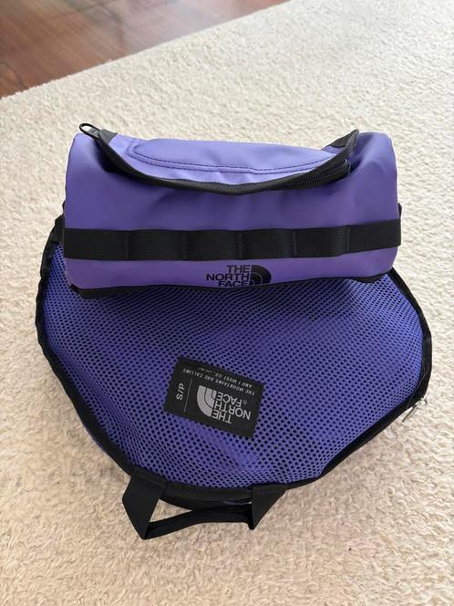 North Face duffel mt S in paars + toilettas mt L INCL VERZ, Sieraden, Tassen en Uiterlijk, Tassen | Reistassen en Weekendtassen