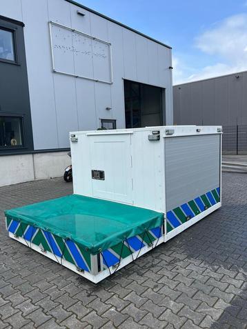 Gesloten opbouwcontainer met laadplatform beschikbaar voor biedingen