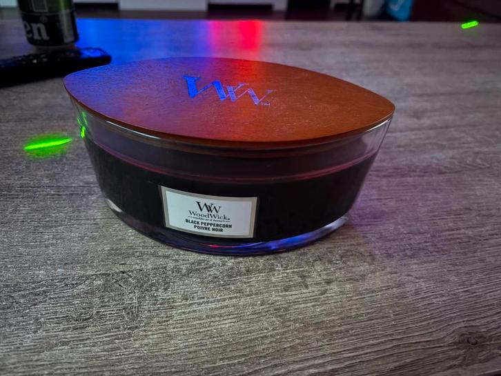 Woodwick Ellipse Black Peppercorn NIEUW!, Huis en Inrichting, Woonaccessoires | Kandelaars en Kaarsen, Nieuw, Kaars, Overige materialen