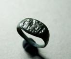 Ring - Romeins - Bodemvondst - J, Sieraden, Tassen en Uiterlijk, Antieke sieraden, Ophalen of Verzenden, Brons, Ring