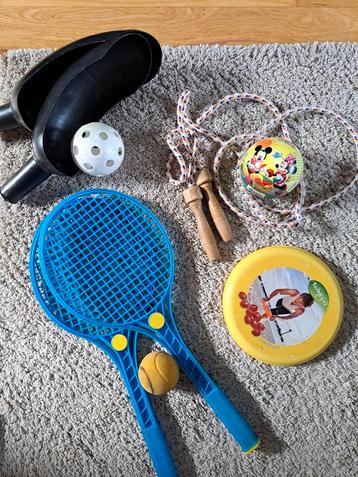 Set buitenspeelgoed oa tennis set, springtouw, frisbee beschikbaar voor biedingen