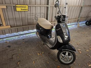 Vespa scooter blauw kenteken beschikbaar voor biedingen