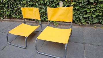Twee kleine strandstoelen beschikbaar voor biedingen