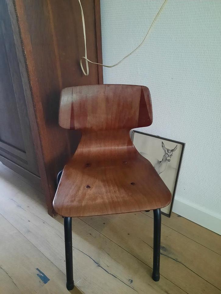 Vintage kleuter stoel schoolstoeltje valvanitas., Huis en Inrichting, Stoelen, Gebruikt, Eén, Hout, Metaal, Bruin, Ophalen of Verzenden