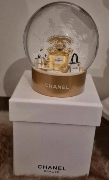 Chanel snow globe 2024/2025 beschikbaar voor biedingen