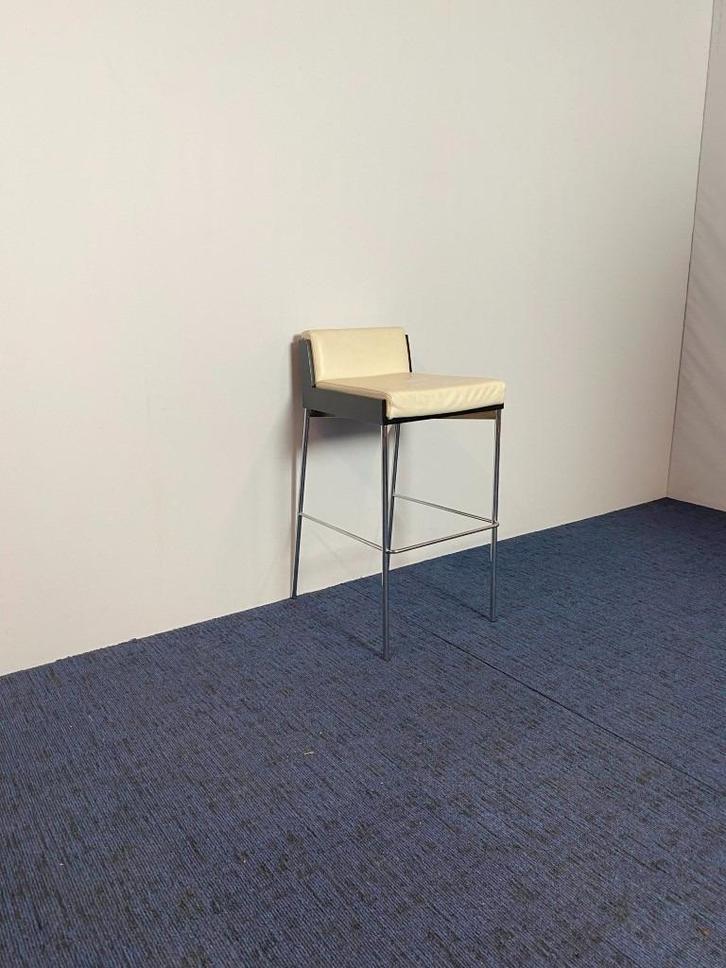 5 x Design barkruk Ahrend, wit leder, chroom frame, Huis en Inrichting, Barkrukken, Gebruikt, Hout, Leer, 5 krukken of meer, Met voetsteun