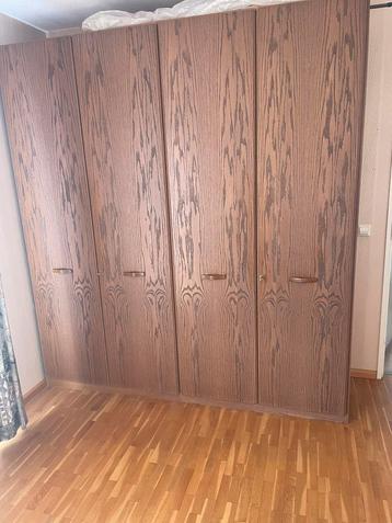 Slaapkamer kledingkast met klein ladekastje 