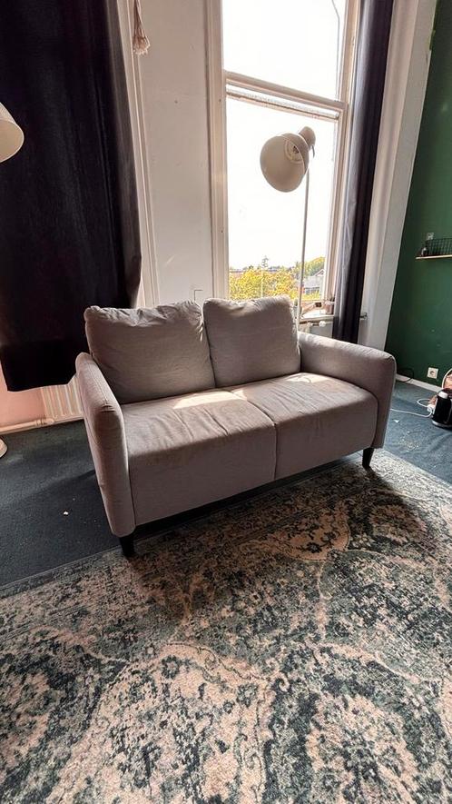 Grijze 2-zitsbank - MOET WEG, Huis en Inrichting, Banken | Sofa's en Chaises Longues, Gebruikt, Tweepersoons, Minder dan 150 cm