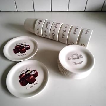 Stapel op chocolade:6 bekers,2 taartbordjes, 6 petitfours  beschikbaar voor biedingen