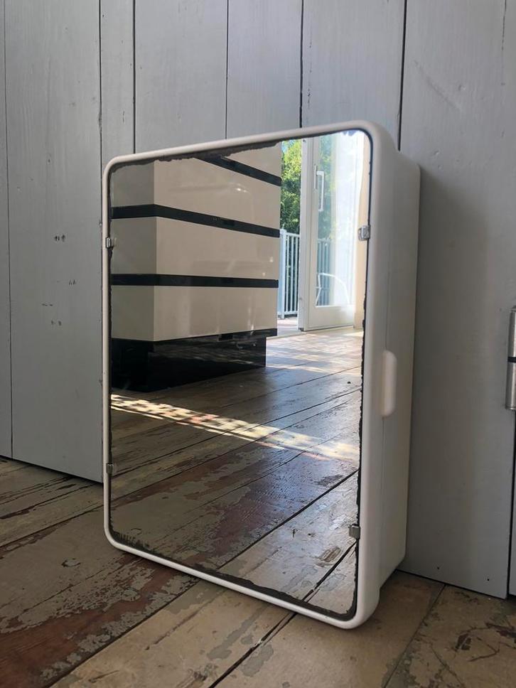 Vintage medicijnkastje wit bakeliet met spiegel, Huis en Inrichting, Woonaccessoires | Spiegels, Zo goed als nieuw, Minder dan 50 cm
